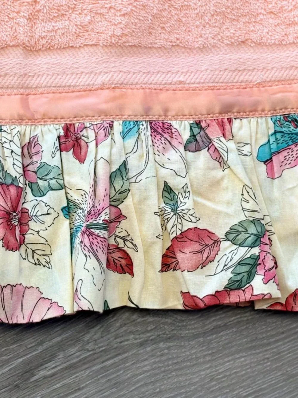 Vintage Cannon Bath Towel- Peach with Ruffle Floral Trim